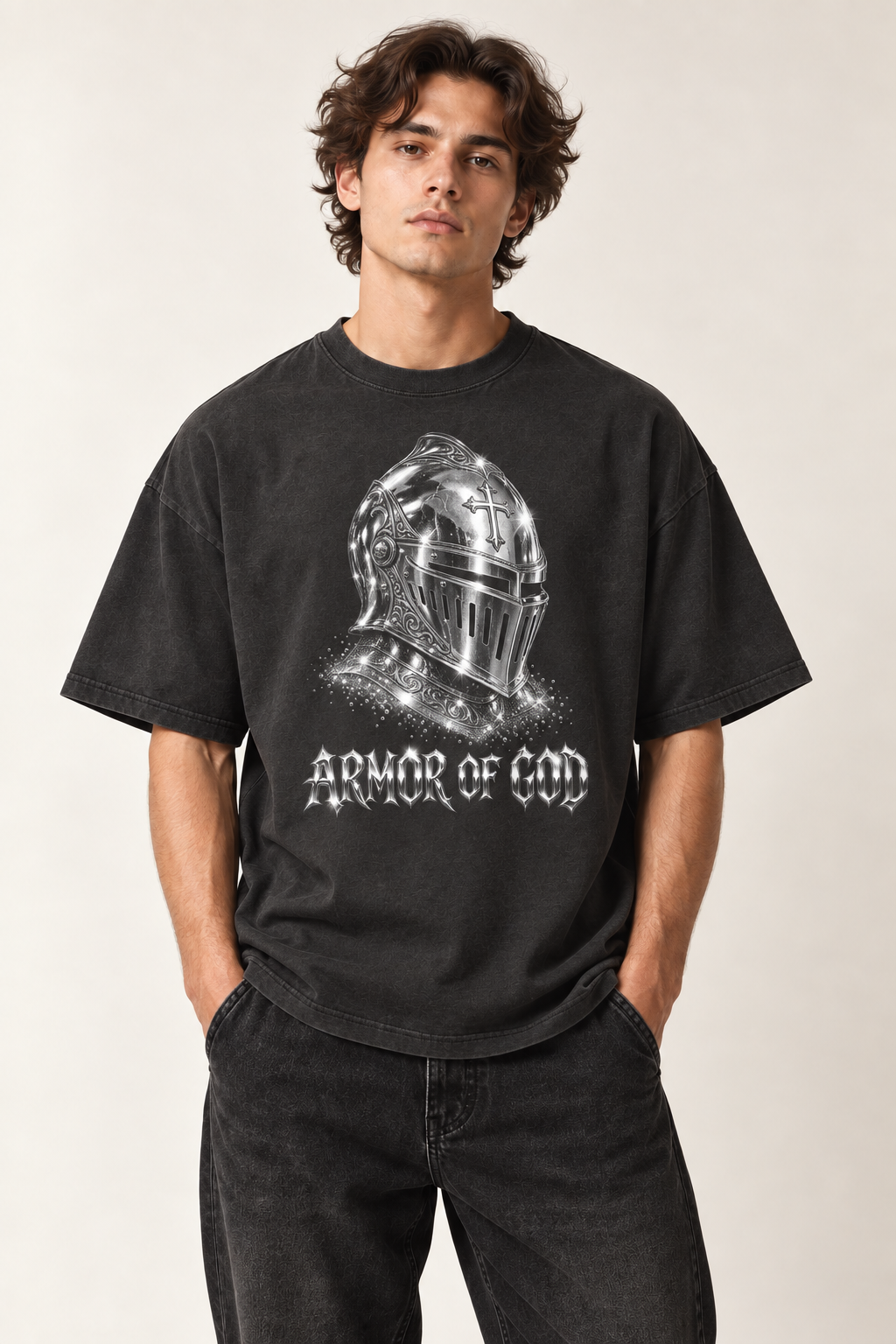 Model trägt Armor of God Boxy T-Shirt in Vintage Black, Vorderansicht
