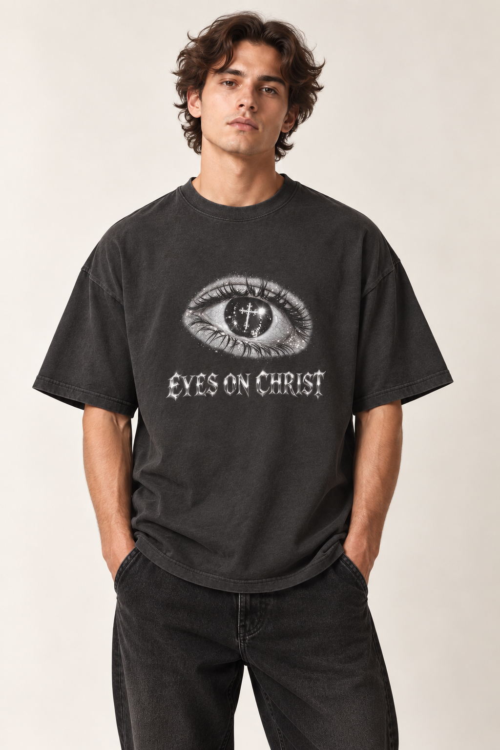 Model trägt Eyes on Christ Boxy T-Shirt in Vintage Black, Vorderansicht