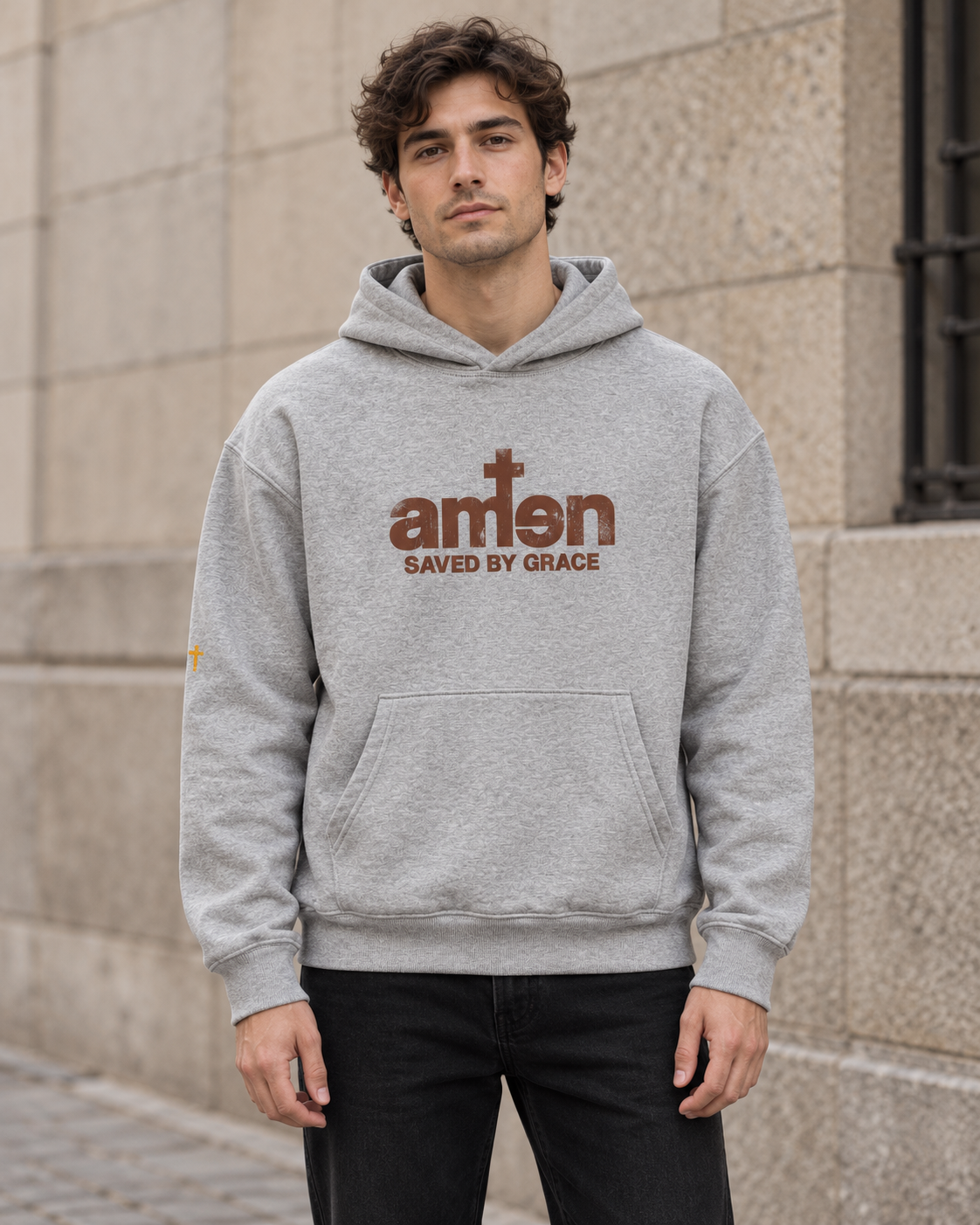 Styling-Mockup: grauer Amen Hoodie mit Saved-by-Grace-Print, getragen mit schwarzer Jeans