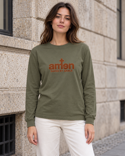 Styling-Mockup: grünes Amen Longsleeve mit Saved-by-Grace-Print, getragen mit heller Jeans